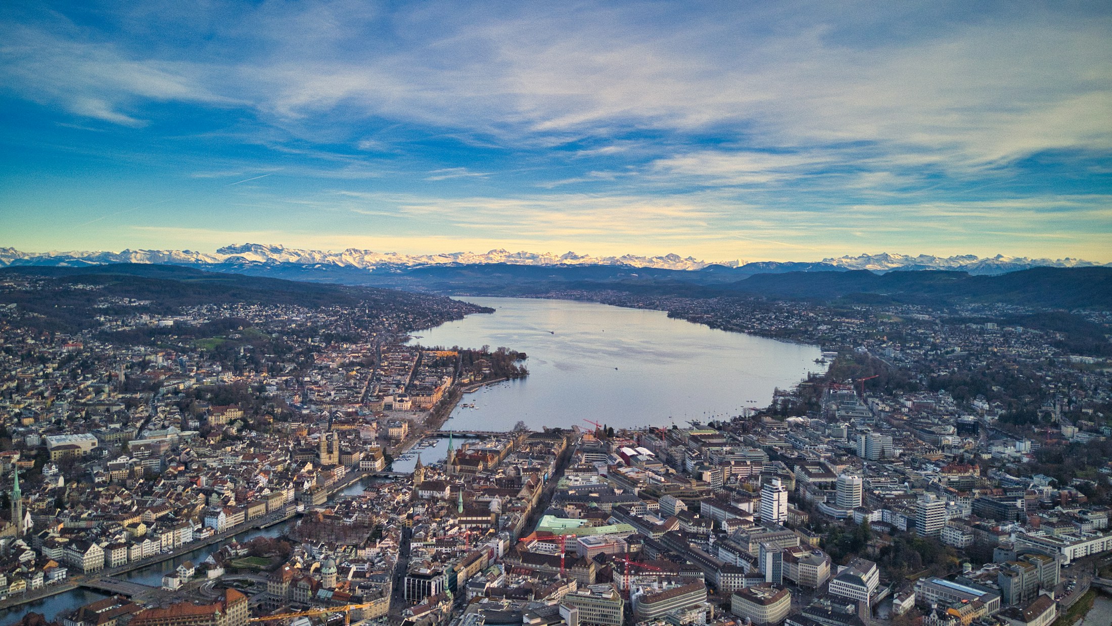 Panoramablick über Zürich und den Zürichsee mit den Schweizer Alpen im Hintergrund